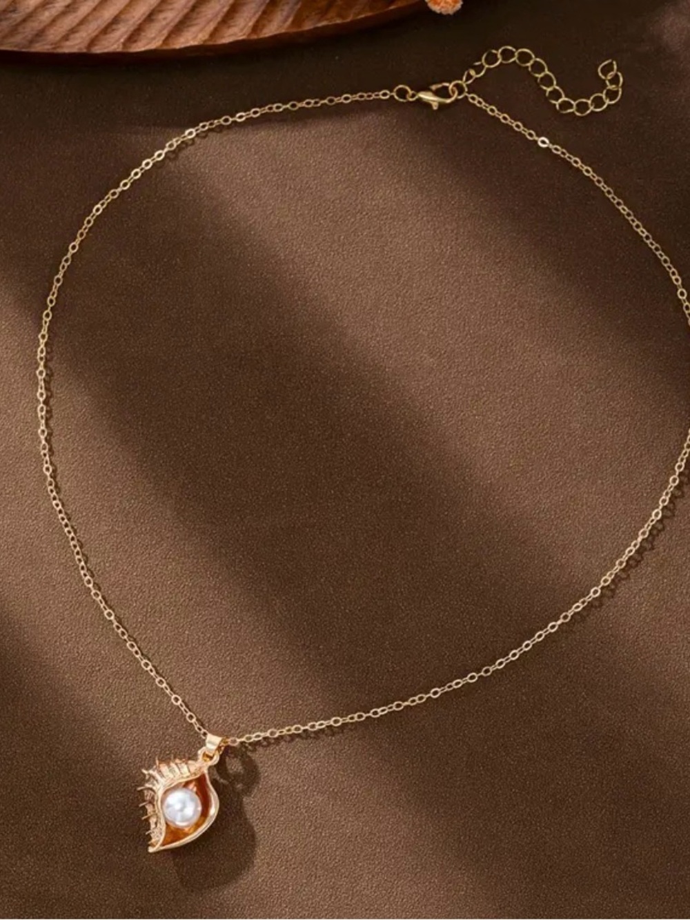 Gold Shell Pendant Pearl Necklace. - Picture 6 of 7